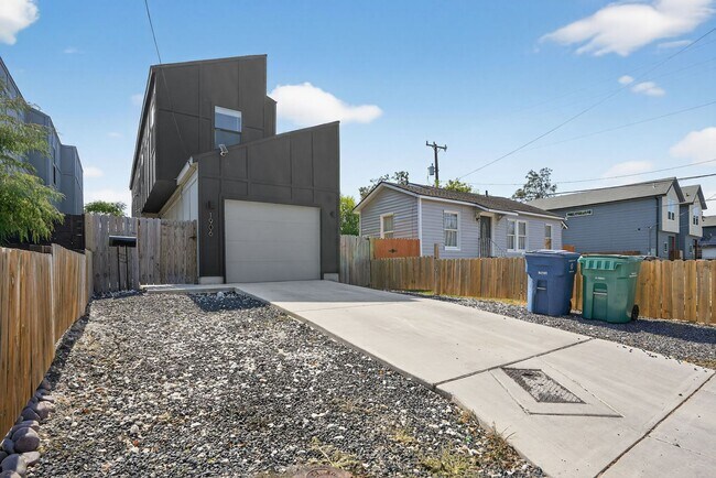 1906 E Crockett St in San Antonio, TX - Building Photo - Building Photo