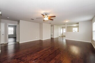 1708 Diamond Lake Trail in Justin, TX - Foto de edificio - Building Photo
