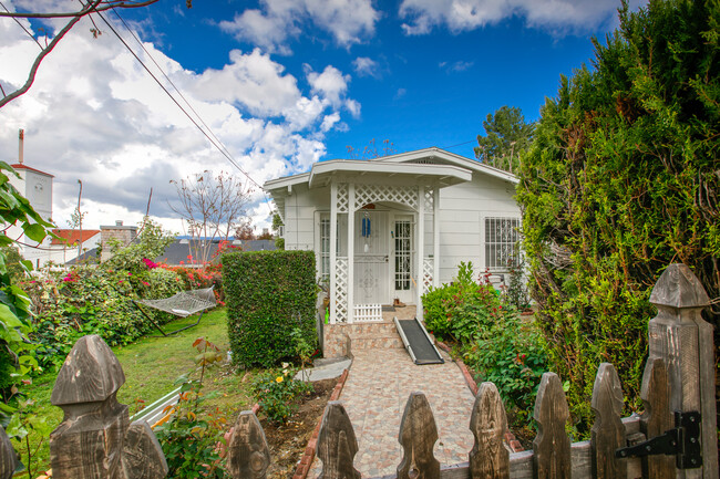 1621 Edgecliffe Dr in Los Angeles, CA - Foto de edificio - Other