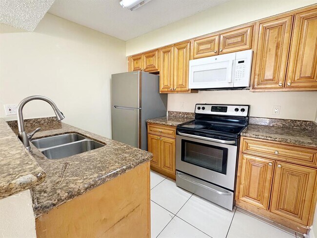 1241 SW 46th Ave, Unit 1008 in Pompano Beach, FL - Foto de edificio - Building Photo