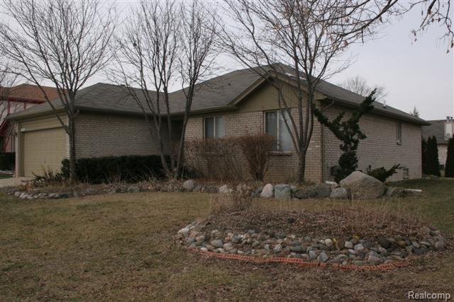 2081 Newburgh Dr in Troy, MI - Building Photo - Building Photo