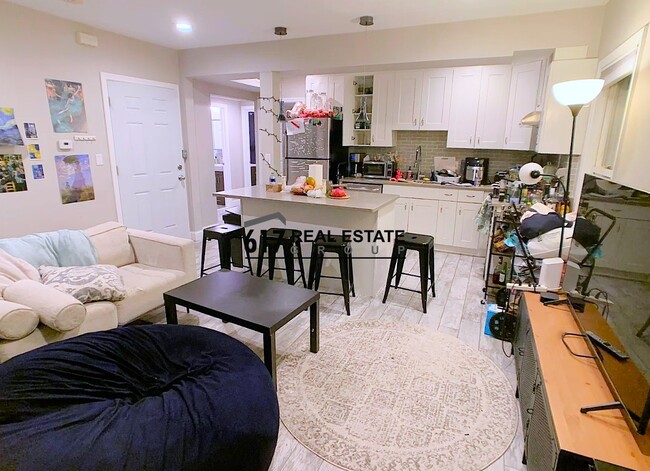 77 Linden St, Unit 2 in Boston, MA - Foto de edificio - Building Photo