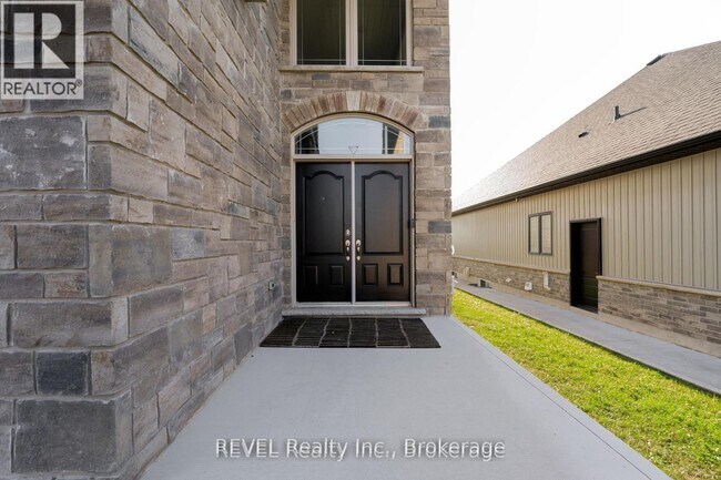 202 Viger Dr in Welland, ON - Building Photo - Building Photo