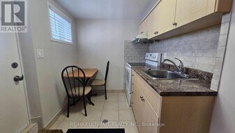 905 Lansdowne Ave in Toronto, ON - Building Photo