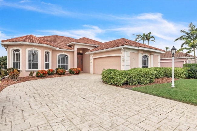 property at 3013 Royal Palm Dr