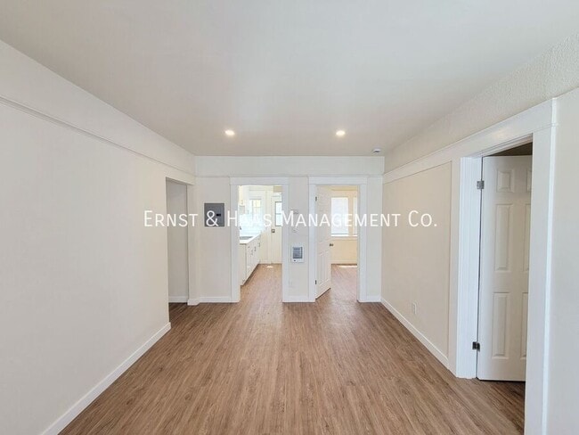 154 E Eagle St in Long Beach, CA - Foto de edificio - Building Photo