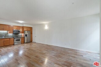 128 Orange Ct in Monrovia, CA - Foto de edificio - Building Photo