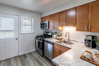 Newport Landings Apartment Community in Middletown, RI - Foto de edificio - Building Photo