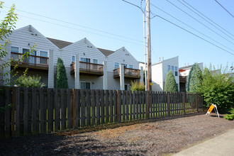 Riverview Village Homes in Portland, OR - Building Photo - Building Photo