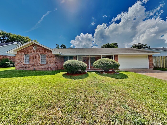 10222 Belfast Rd in La Porte, TX - Building Photo