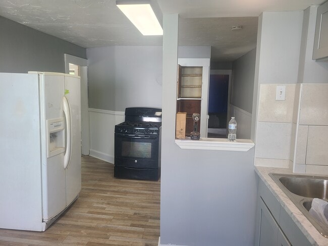 52 Main St, Unit 52 and 1 half Main St Sut in Sutton, MA - Foto de edificio - Building Photo