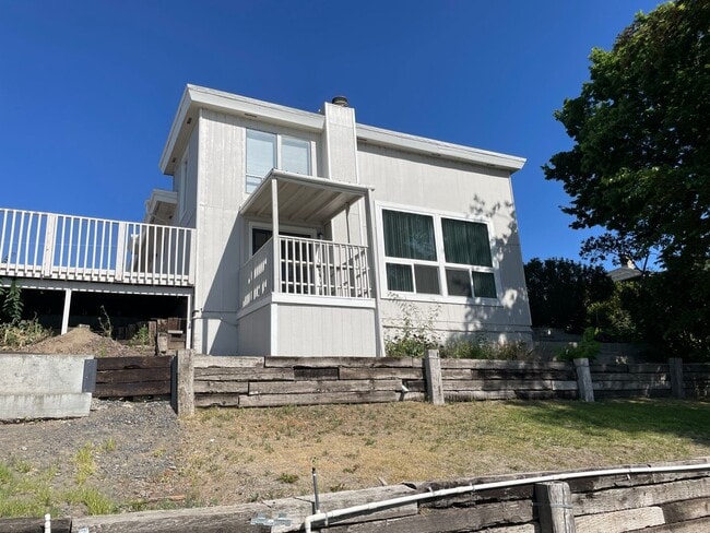 1015 W Lakeside Dr in Moses Lake, WA - Building Photo - Building Photo