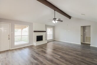 5939 Ollia Cir in Pasadena, TX - Foto de edificio - Building Photo