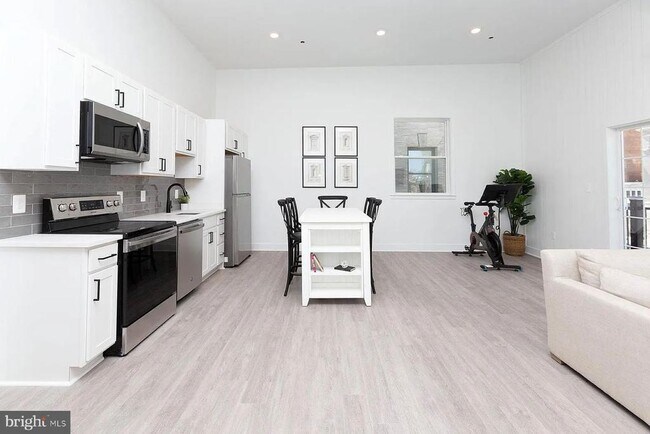 211 St Paul St in Baltimore, MD - Building Photo - Building Photo