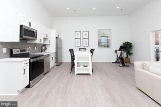 211 St Paul St in Baltimore, MD - Building Photo - Building Photo