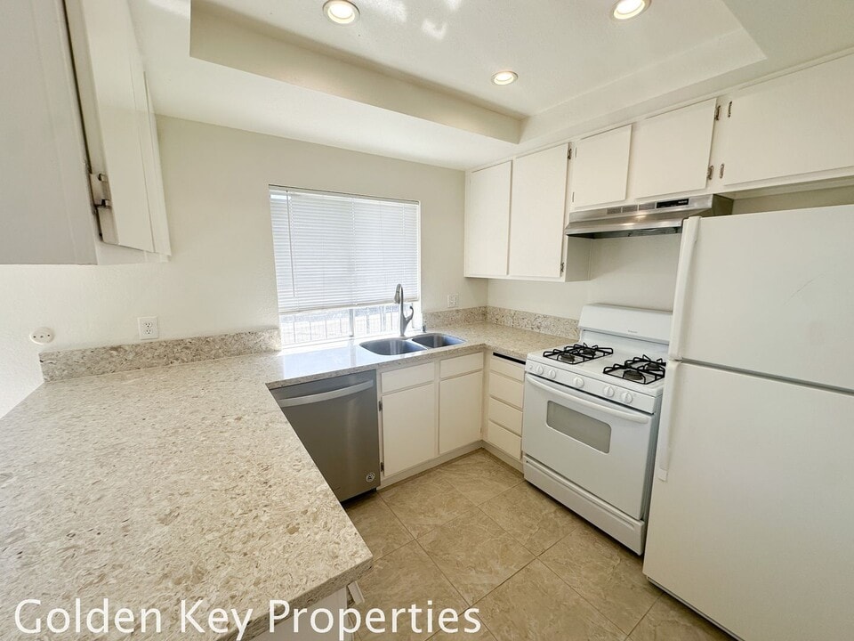 1242 Monique Ct in Vista, CA - Building Photo