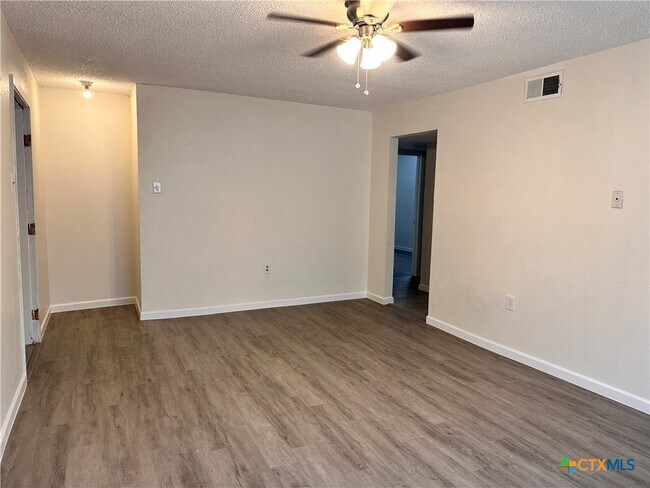 1706 N Interstate 35 in San Marcos, TX - Building Photo - Building Photo