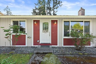 8817 Quinault Dr NE in Olympia, WA - Building Photo - Building Photo