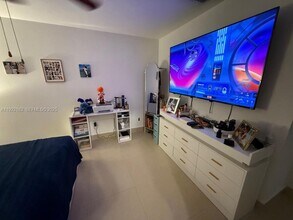 17652 NW 76th Ct in Hialeah, FL - Building Photo - Building Photo