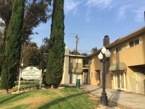 Lakeside Villa in Corona, CA - Foto de edificio - Building Photo