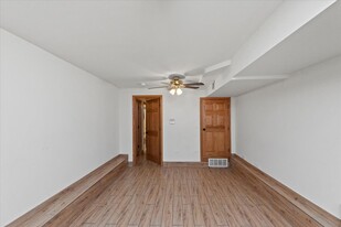 3548 N Bosworth Ave, Unit 1 Apartments