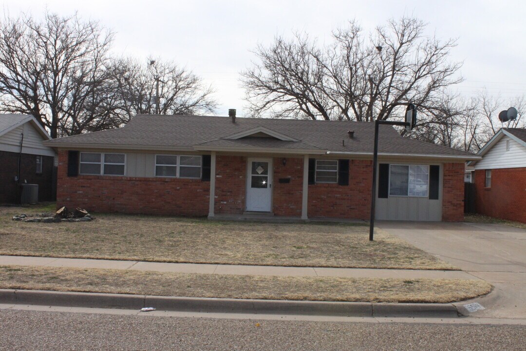 5519 16th Pl in Lubbock, TX - Building Photo
