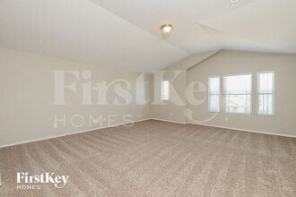 10407 Queensland Way in Converse, TX - Foto de edificio - Building Photo