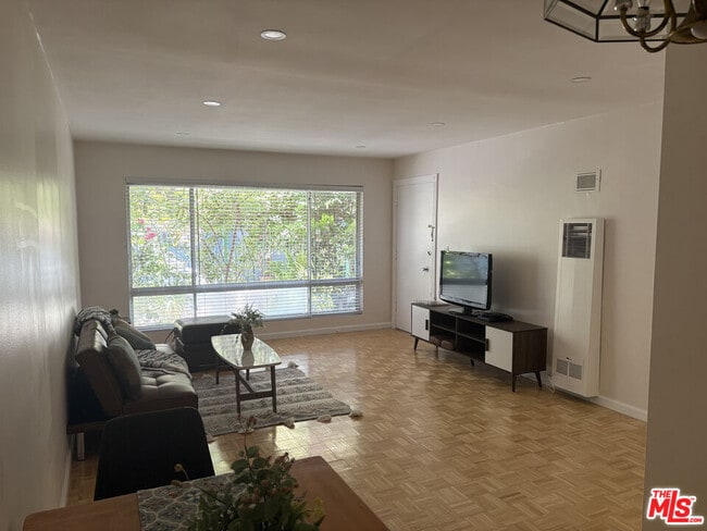 property at 828 Lincoln Blvd