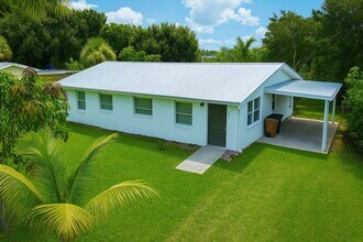 579-581 Wood Ave in Ft. Myers, FL - Building Photo - Building Photo