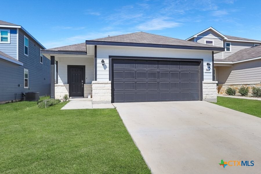 5867 Hematite Rim in San Antonio, TX - Building Photo