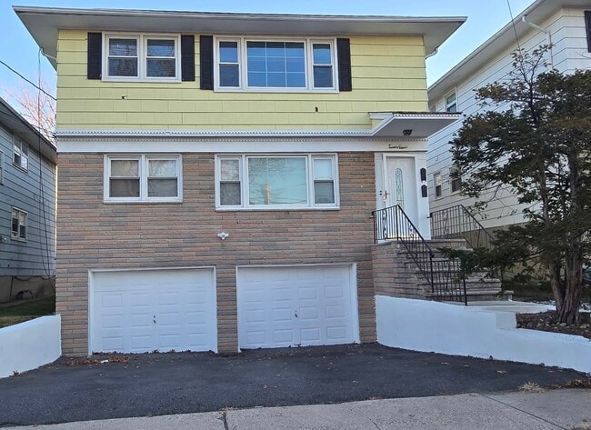 28 Young Ave, Unit 2