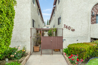 7439 Woodman Ave in Van Nuys, CA - Building Photo - Building Photo