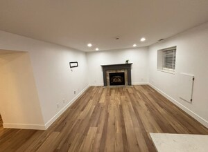 8318 Grambling Way in Sandy, UT - Foto de edificio - Building Photo