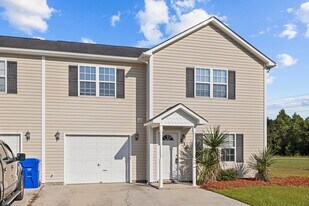 216 Smallwood Rd in Hubert, NC - Building Photo