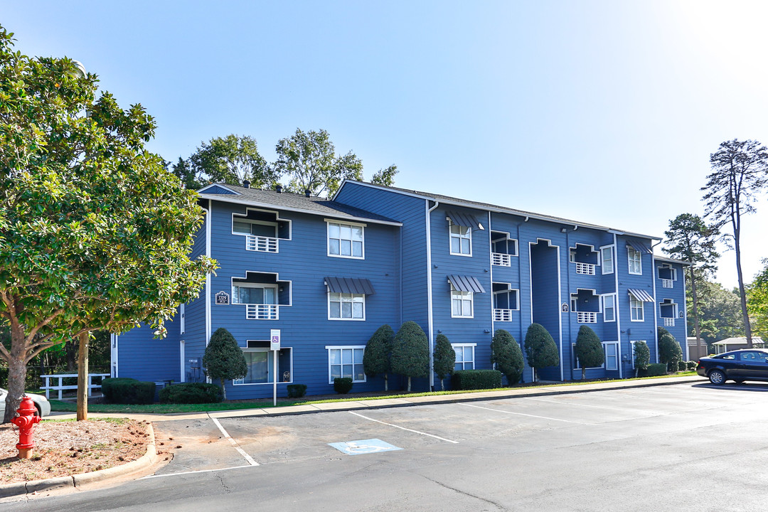 Rise Matthews Pointe in Matthews, NC - Foto de edificio