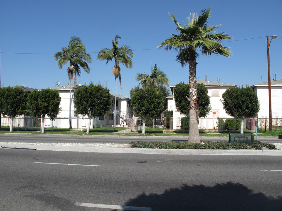 2019 E Alondra Blvd in Compton, CA - Foto de edificio