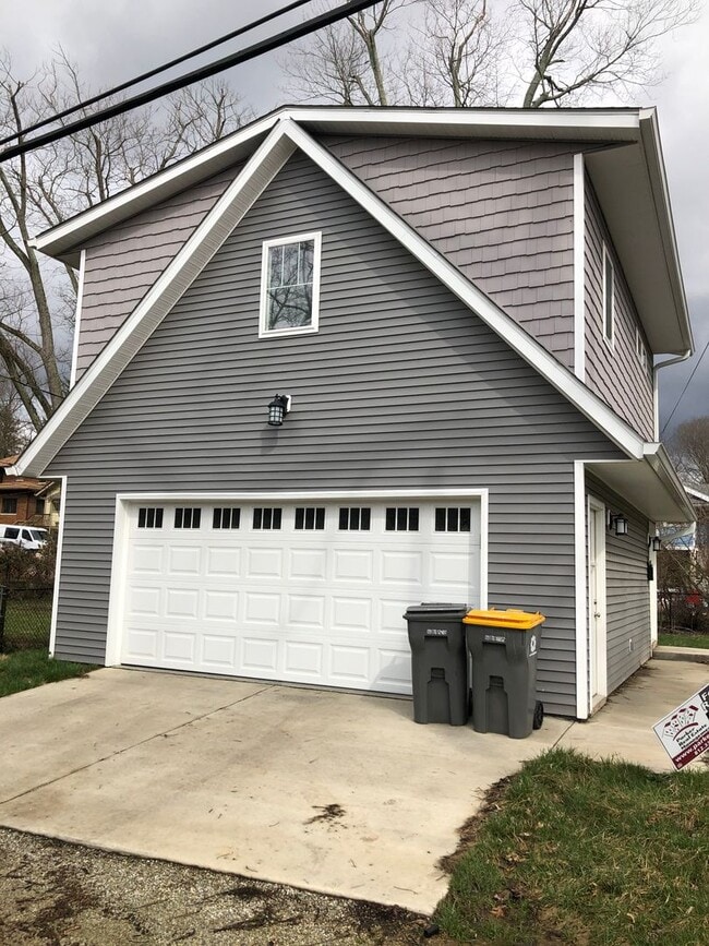 property at 714 S Henderson St