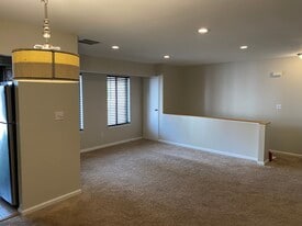 34 Navajo Ct, Unit 34 in Coram, NY - Building Photo