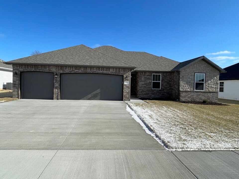 712 Glenwood Ave in Republic, MO - Building Photo