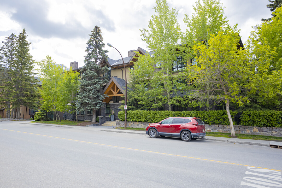 230 Beaver St in Banff, AB - Building Photo