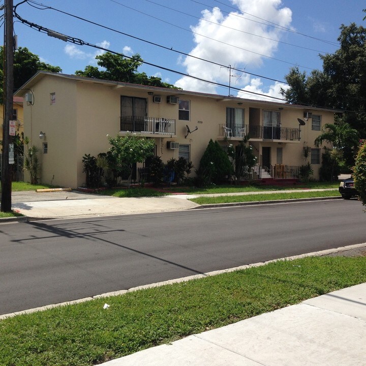 2599 NW 13th St in Miami, FL - Foto de edificio