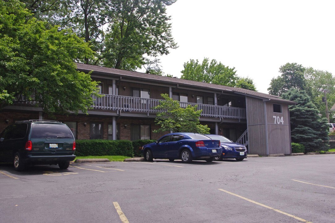 704 E Main St in Belleville, IL - Foto de edificio