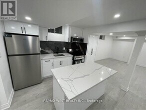 339 Fleetwood Dr in Oshawa, ON - Building Photo - Building Photo