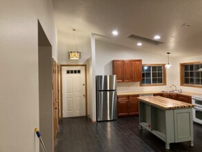 60637 Devon Cir in Bend, OR - Building Photo - Building Photo