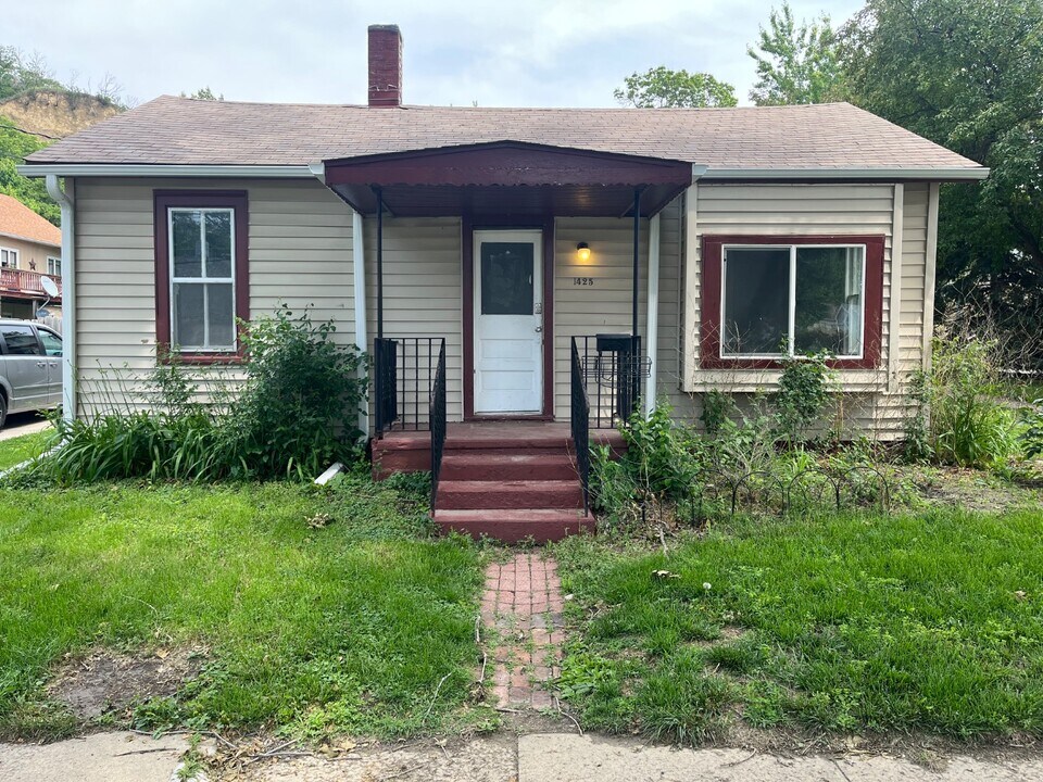 1425 Pleasant St in Council Bluffs, IA - Foto de edificio
