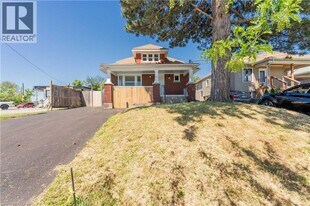 35 Hartzel Rd in St Catharines, ON - Building Photo