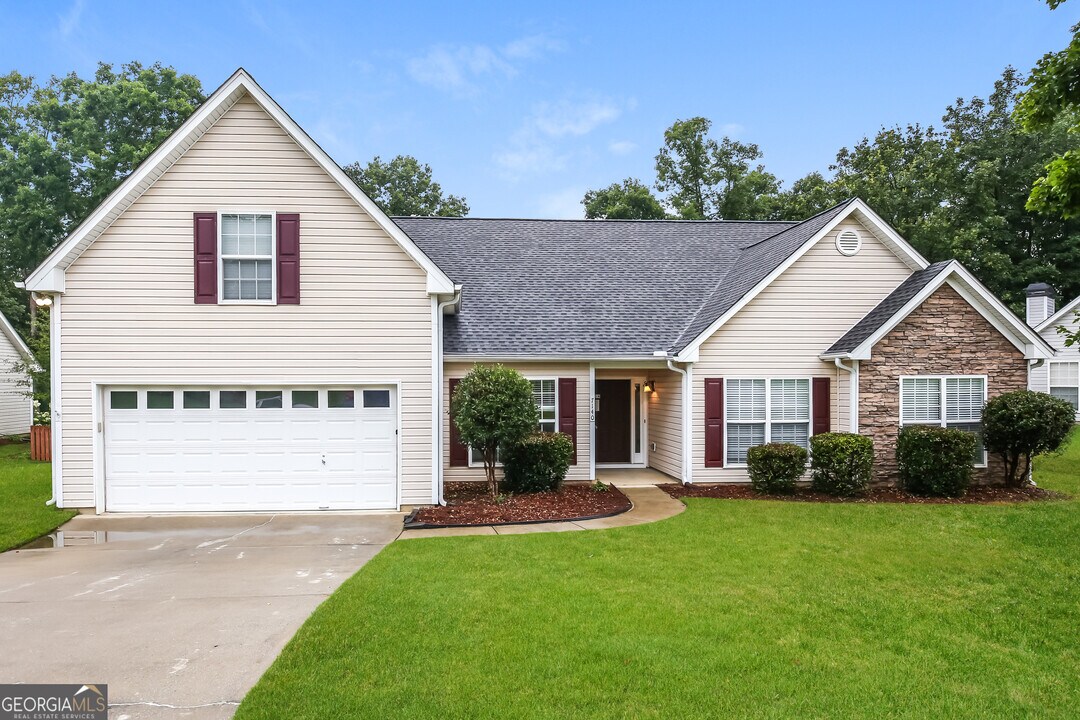7140 Regent Ct in Flowery Branch, GA - Building Photo