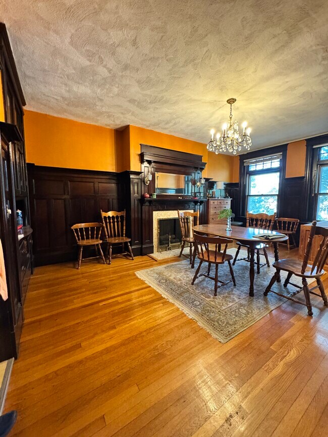 1901 Beacon St, Unit 2 in Brookline, MA - Building Photo - Building Photo