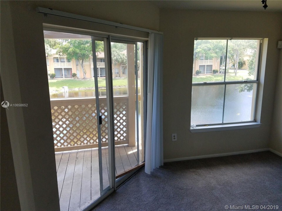 4815 Via Palm Lakes-Unit -1414 in West Palm Beach, FL - Foto de edificio