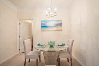 Alexander Heights Luxury Senior Apartments in Fredericksburg, VA - Foto de edificio - Interior Photo